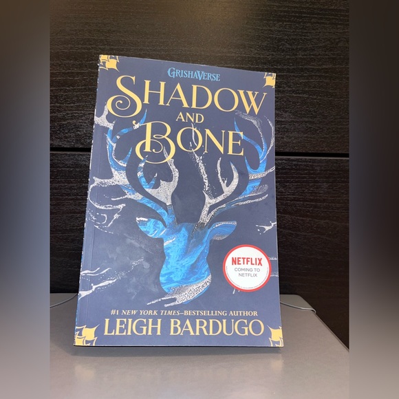 Shadow and Bone - Full Book Series - Picture 2 of 4
